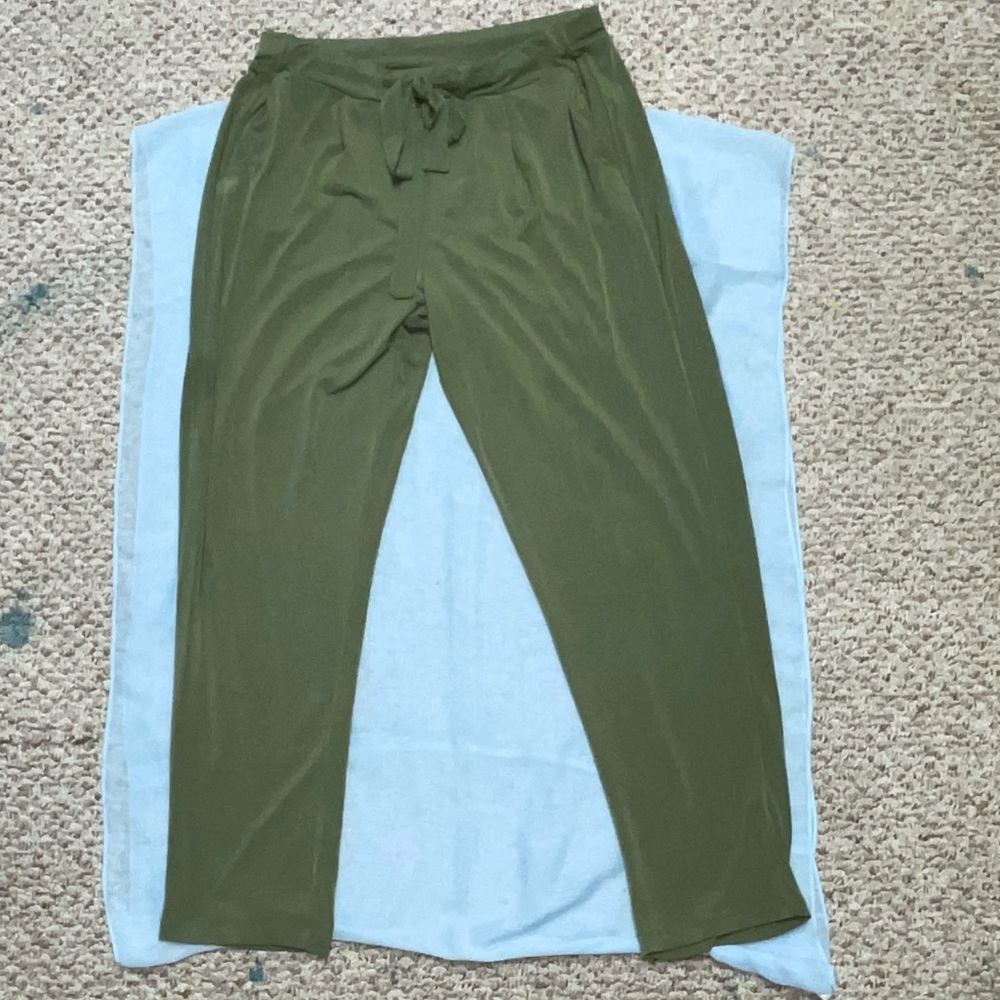 Women’s pants with sewn-in belt